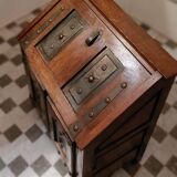 Secrétaire ancien en bois avec finitions métalliques d'époque