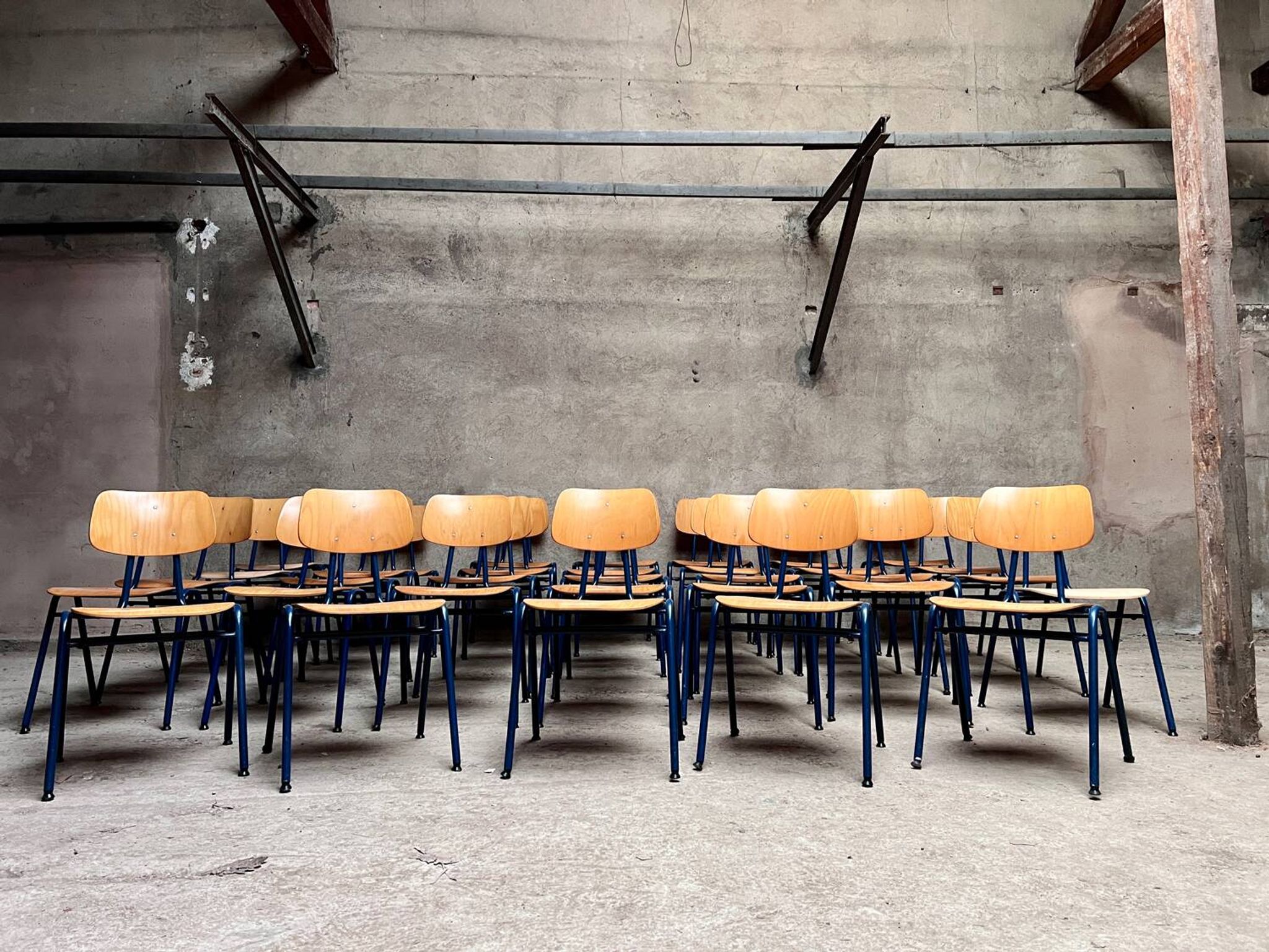 Stackable school chair 32