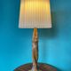 Pied de lampe de table en chêne sculpté frappante et grande (75 cm) attribuée à un sculpteur scandinave.