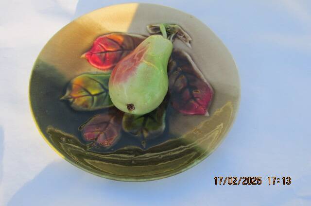 Assiette en barbotine poire