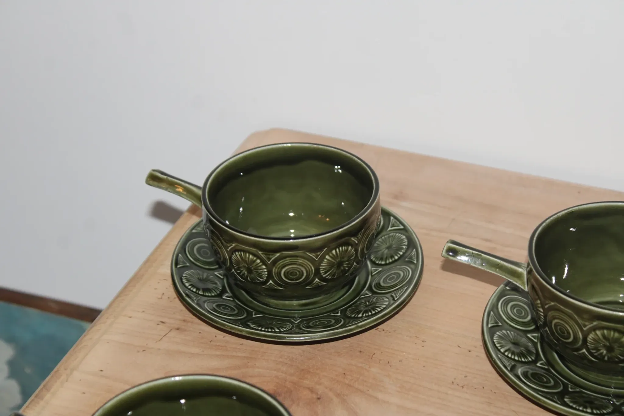 Vintage Tams England service – 6 soup bowls with handles and saucers in olive green ceramic.