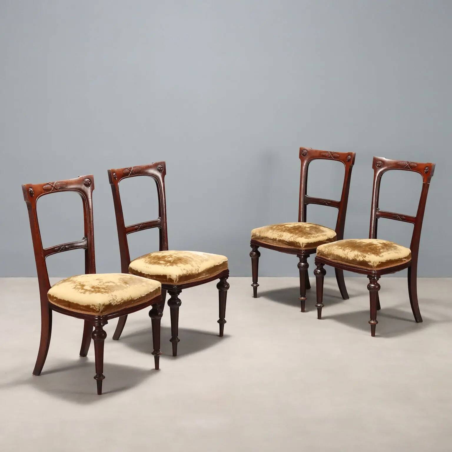 Chaises anciennes en acajou avec assise rembourrée en tissu, Italie, XXe siècle