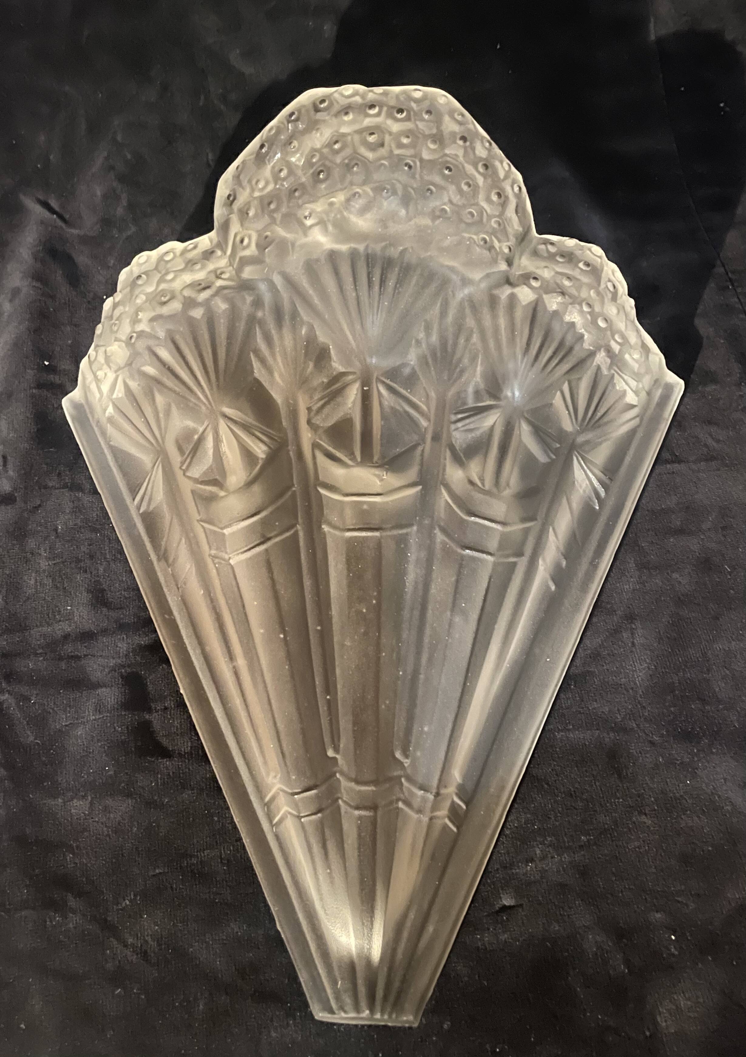 Art deco wall light, signed "noverdy", 1930s.