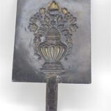 Wall-moving candlestick