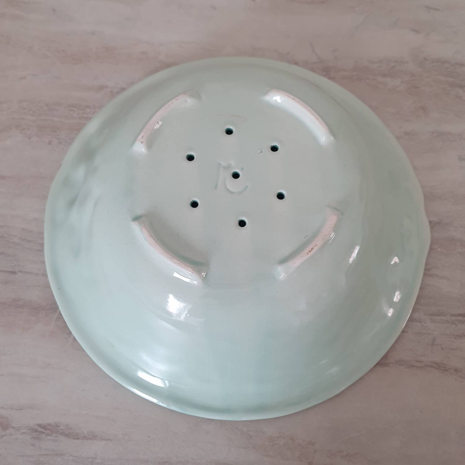 Fruit strainer / salad bowl in Barbotine