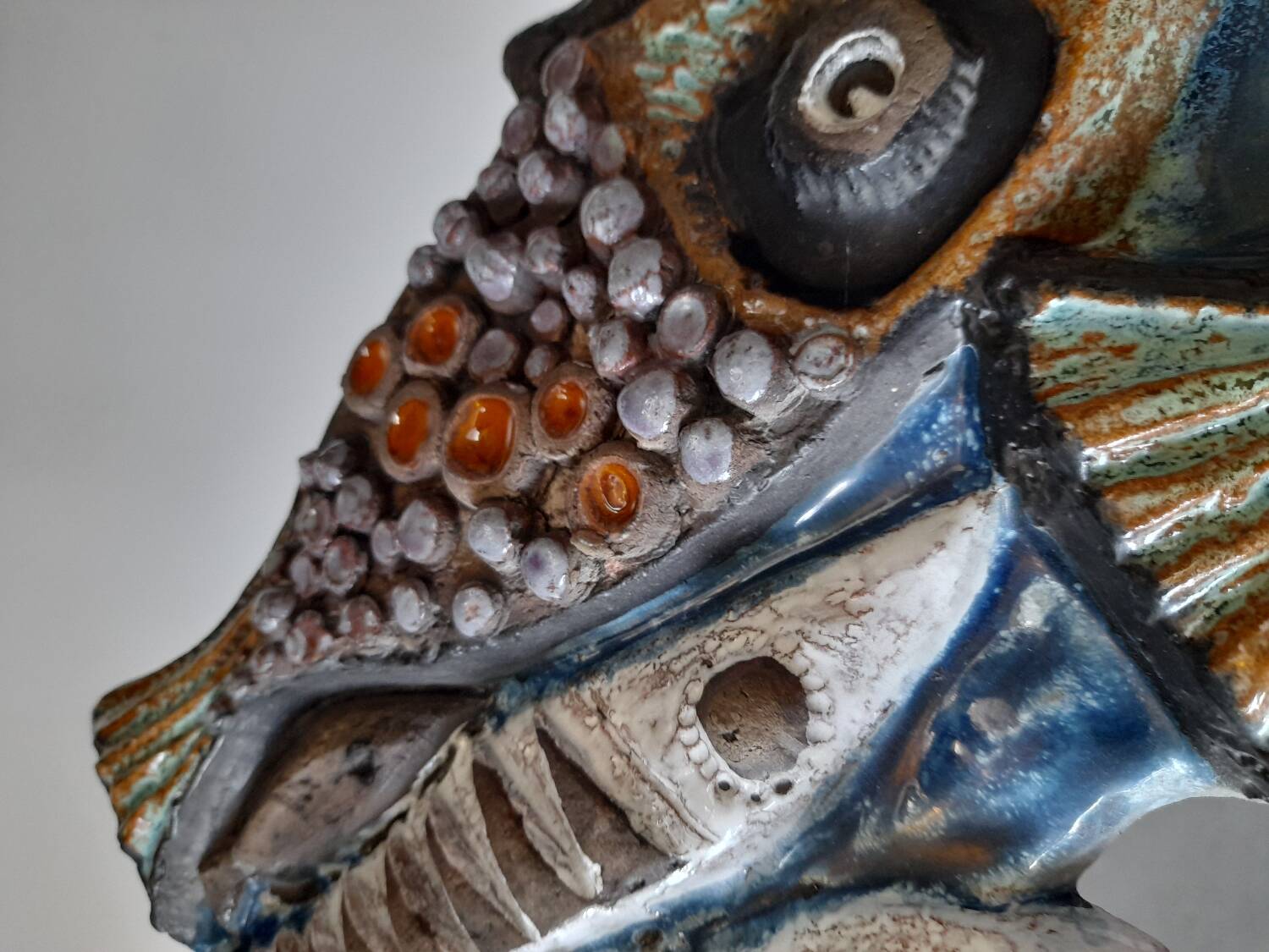 Grande sculpture bas relief poissons en céramique