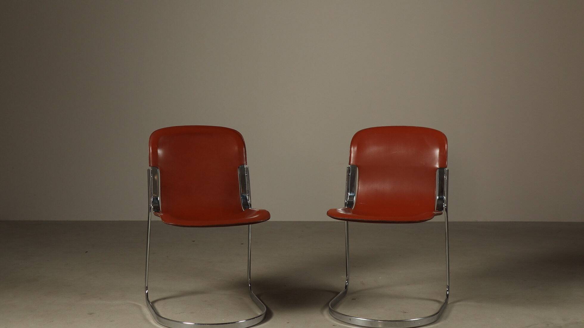 Ensemble de six chaises de salle à manger en cuir à structure cantilever par Willy Rizzo pour Cidue, années 1970.