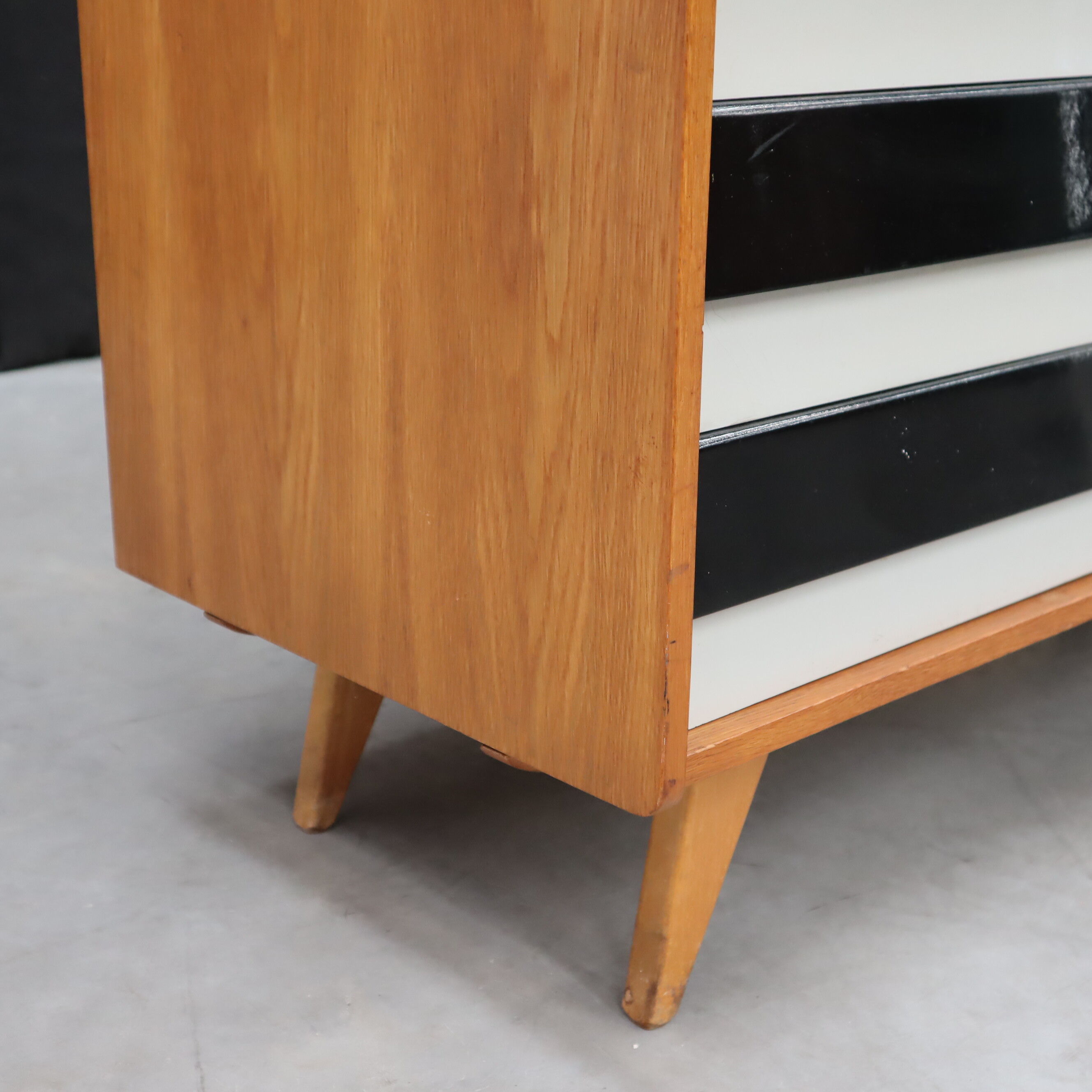 Black and white Jiroutek chest of drawers