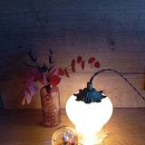 Lampe baladeuse globe opalin blanc, style art déco, cordon textile marron