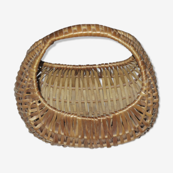 Small banana basket in wicker