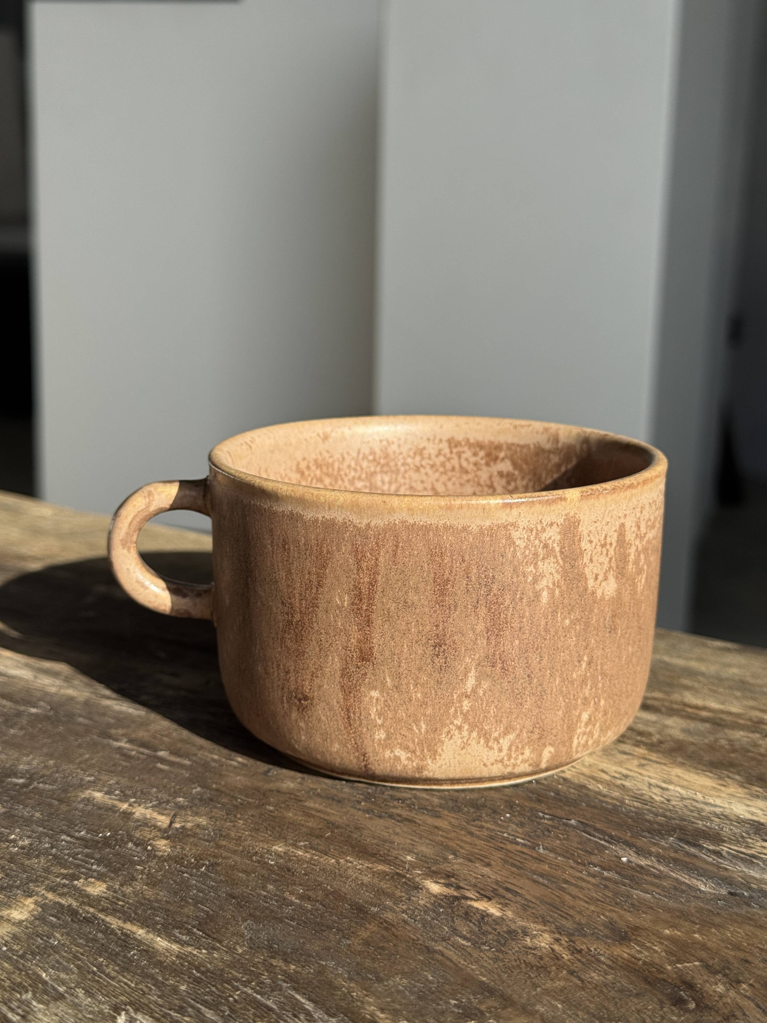 Tasse en grès émaillé brun H6,5 D10,5