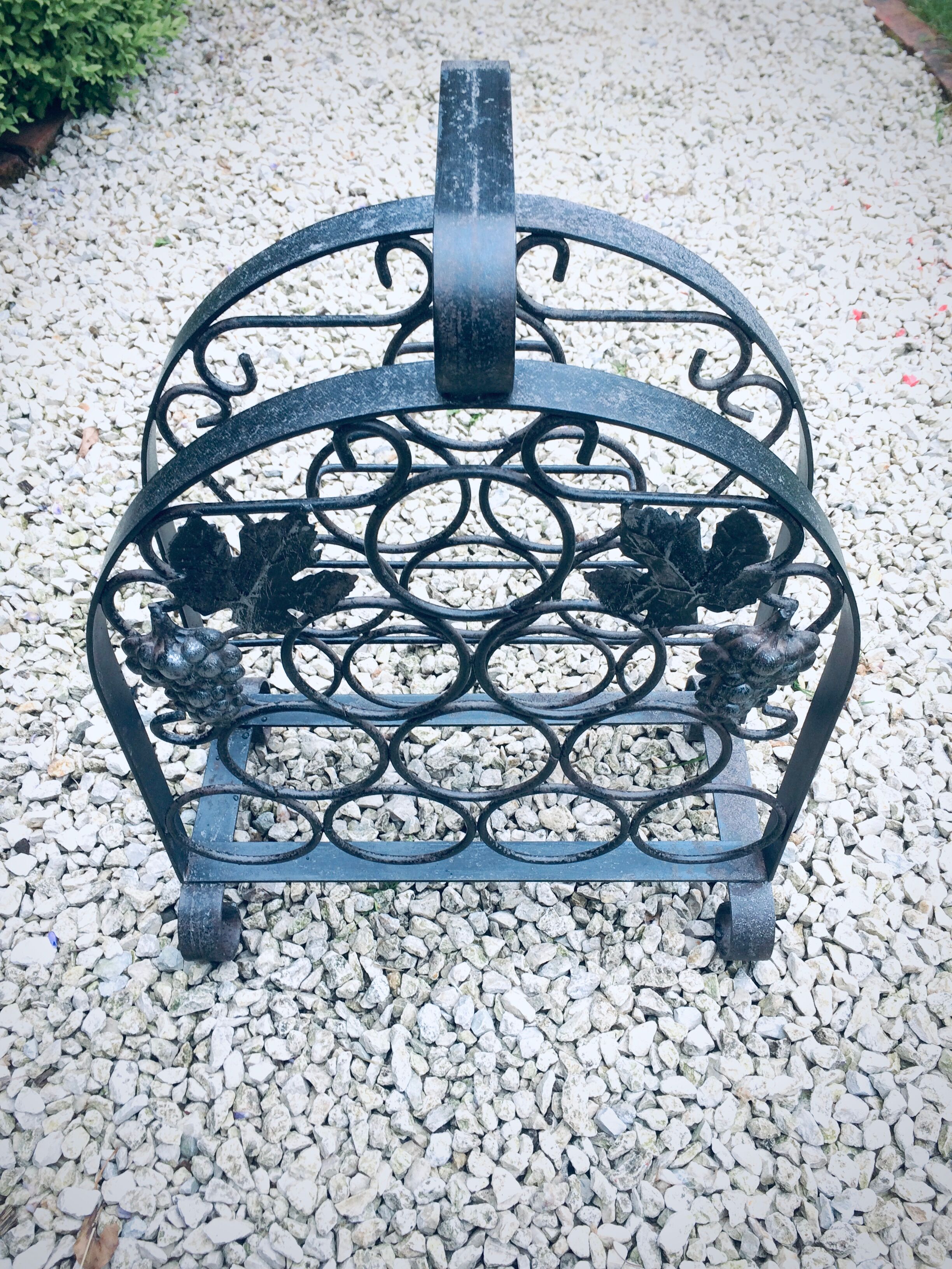 Porte-bouteille ancien en fer forgé