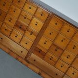 Grande apothicairerie / meuble d'école industrielle néerlandaise en hêtre, milieu du 20e siècle