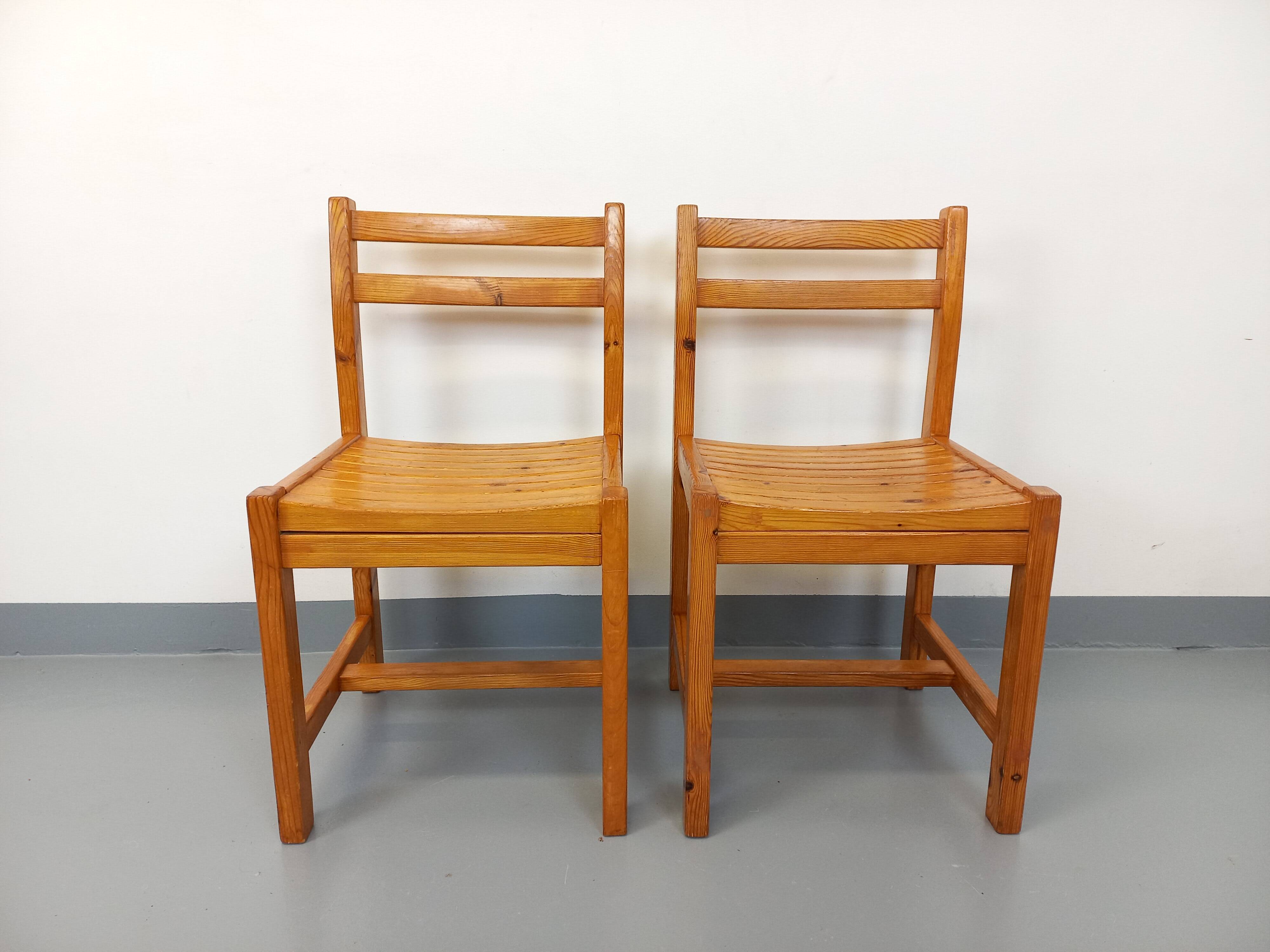 Pair of vintage pine chairs from the 70s
