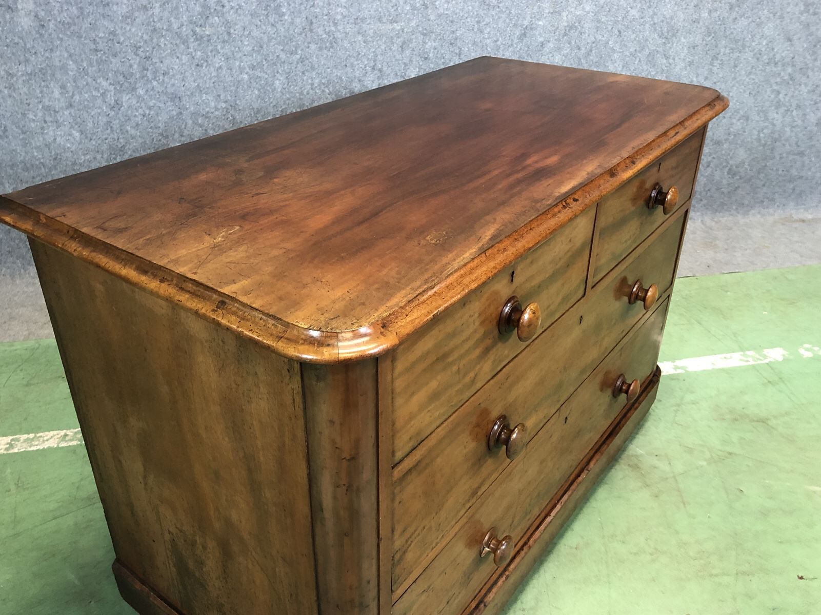 Victorian Mahogany chest of drawers 19th