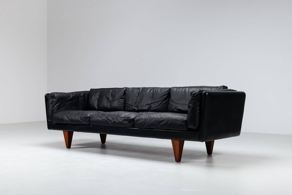 Illum Wikkelso model V11 sofa in black leather by Holger Christiansen, Denmark, 1960