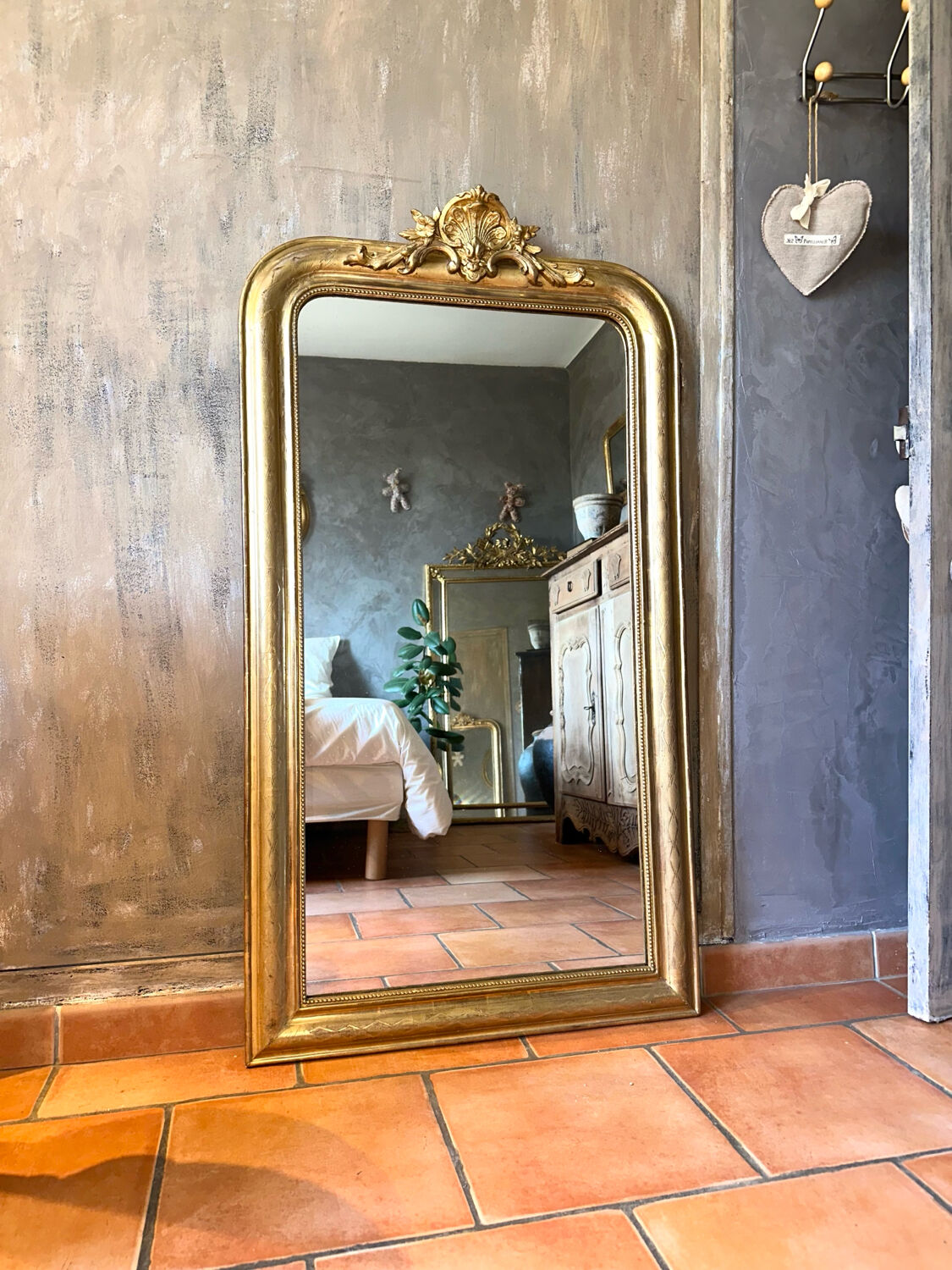 Antique gilded Louis-Philippe mirror, 19th century.