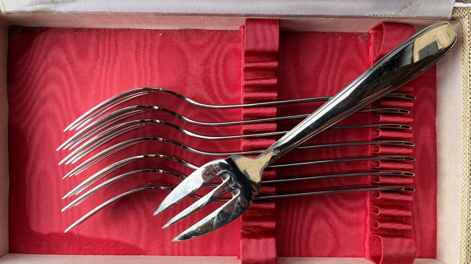 Goldsmith's box of 19 fish cutlery
