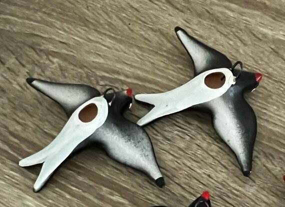 2 large swallows, 14 cm x 18.5 cm, to hang