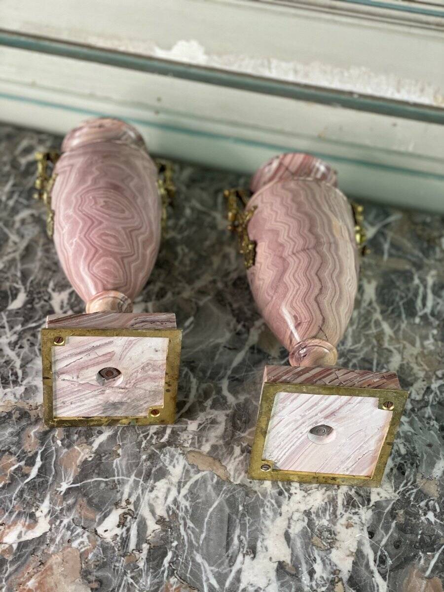 Pair of urns in pink marble and gilt bronze