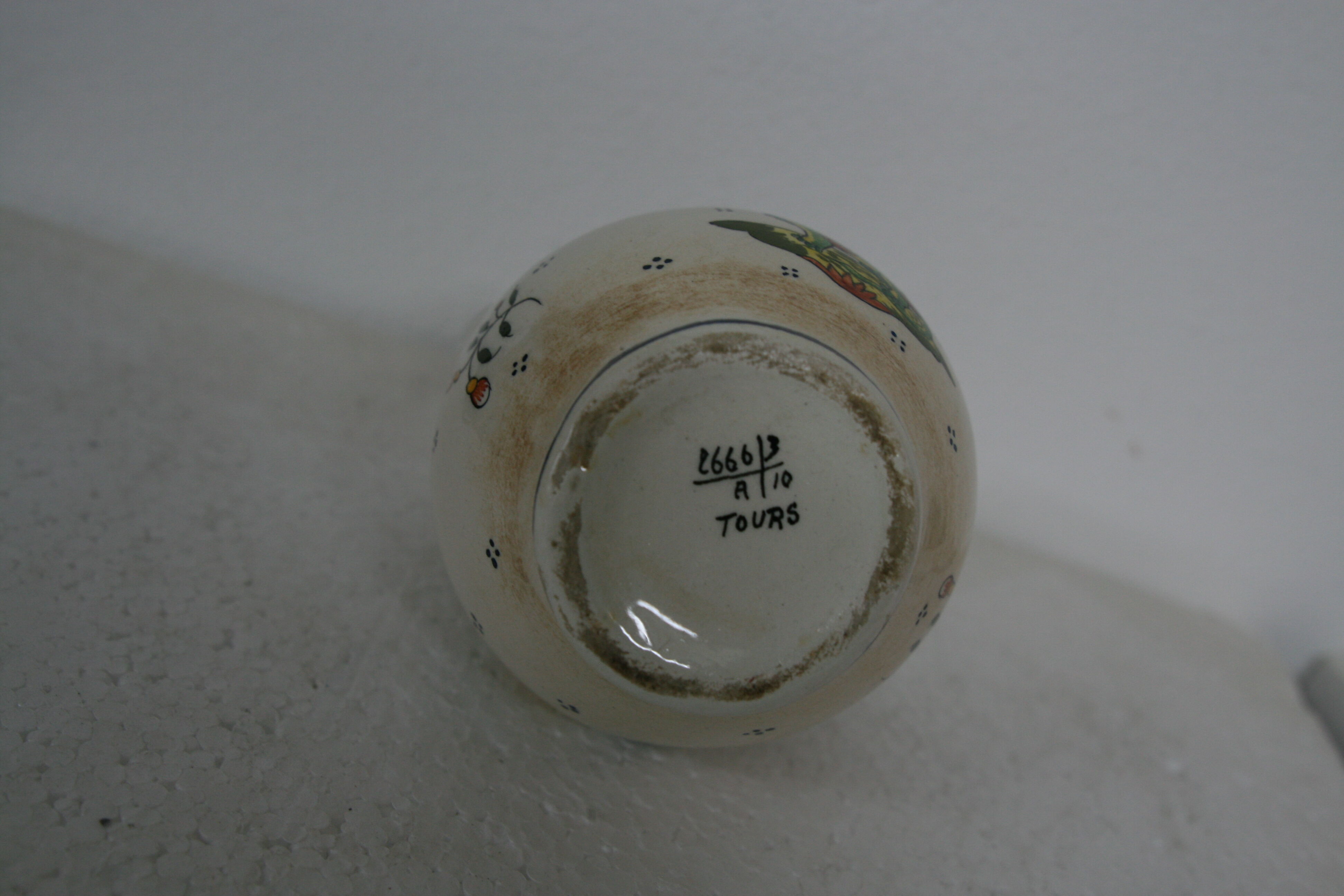 vase has faience handles of decor dragon towers and crown