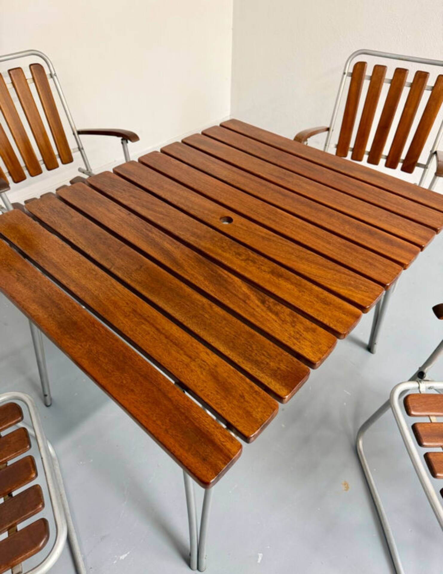 Salon de jardin vintage pliant, table et 4 fauteuils en bois et métal, 1960