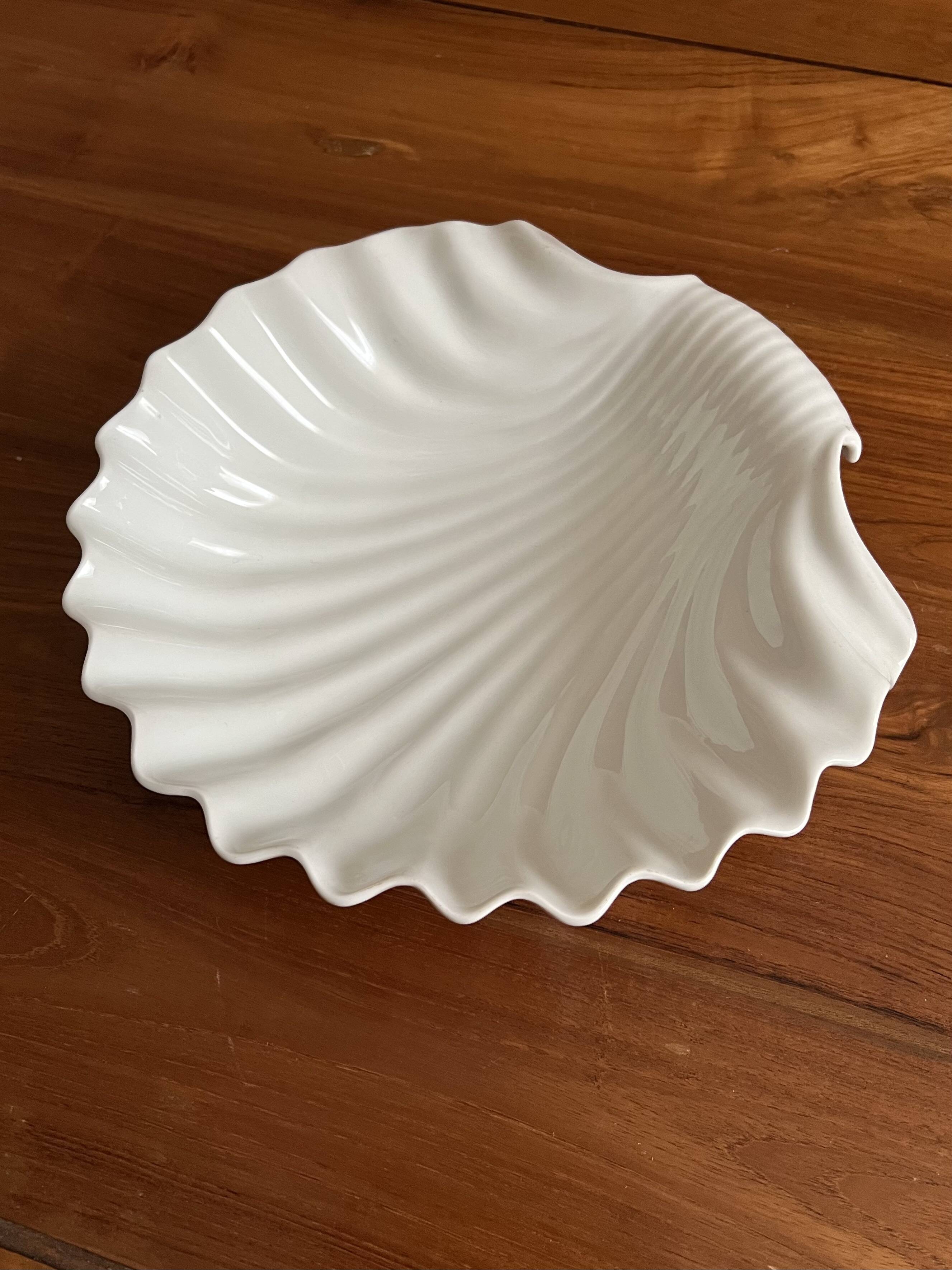 Large shell-shaped dish – white porcelain – Width 31 cm