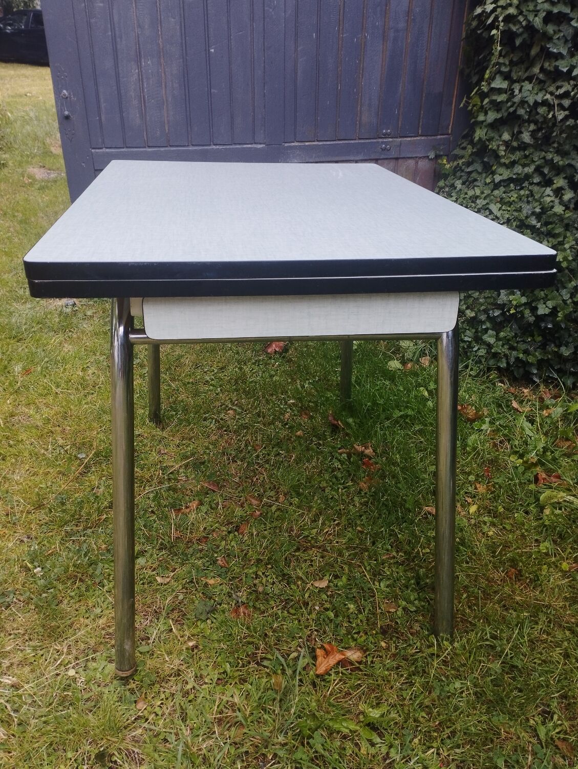 Formica table with extensions