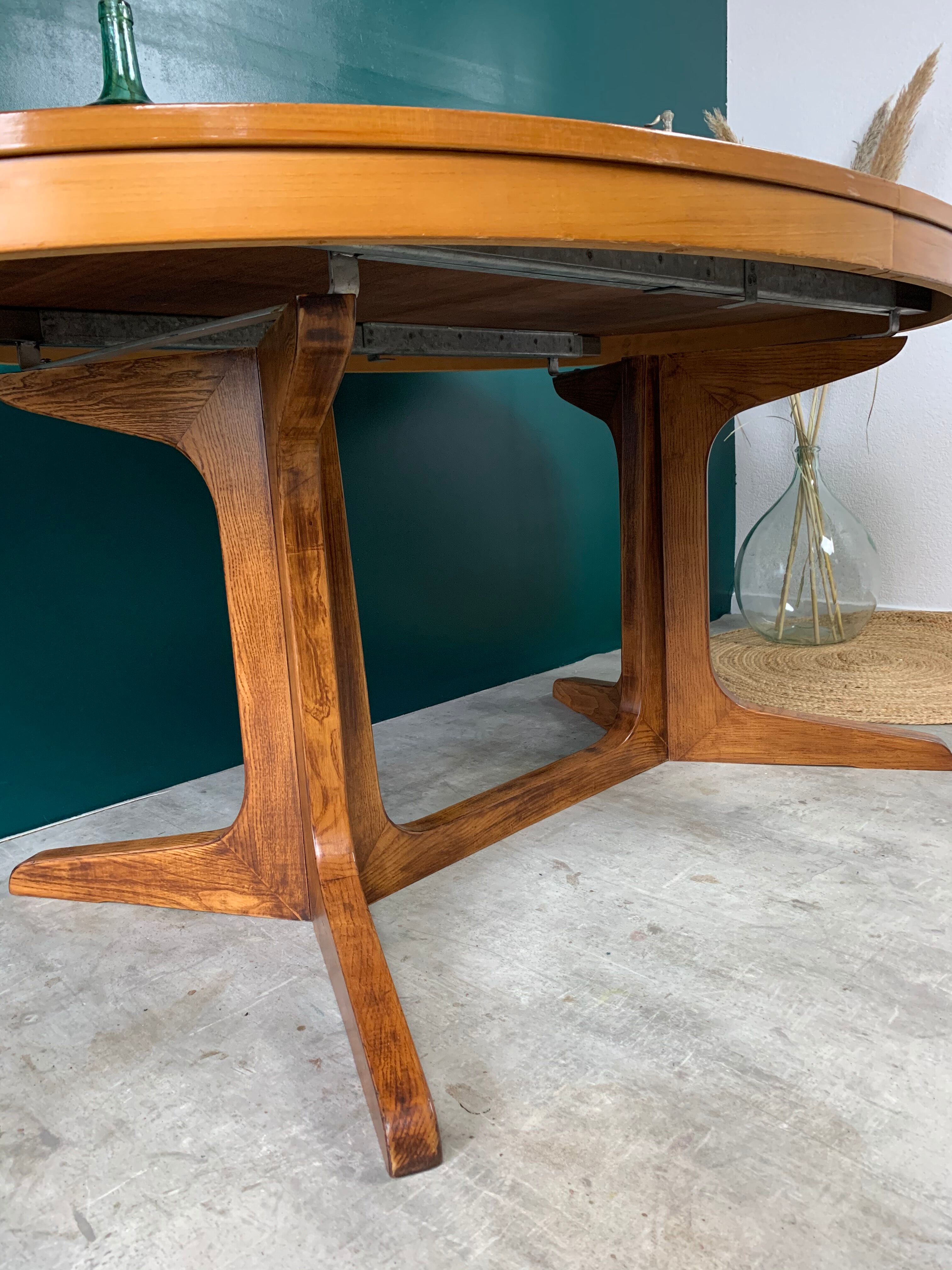 Extendable oval table