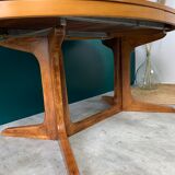 Extendable oval table