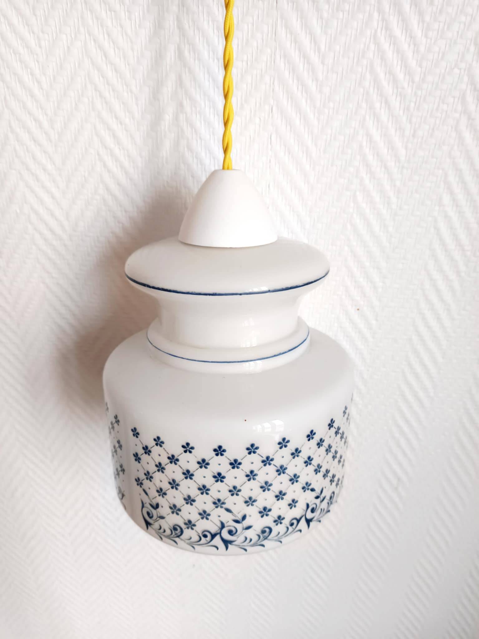 Vintage floral portable lamp