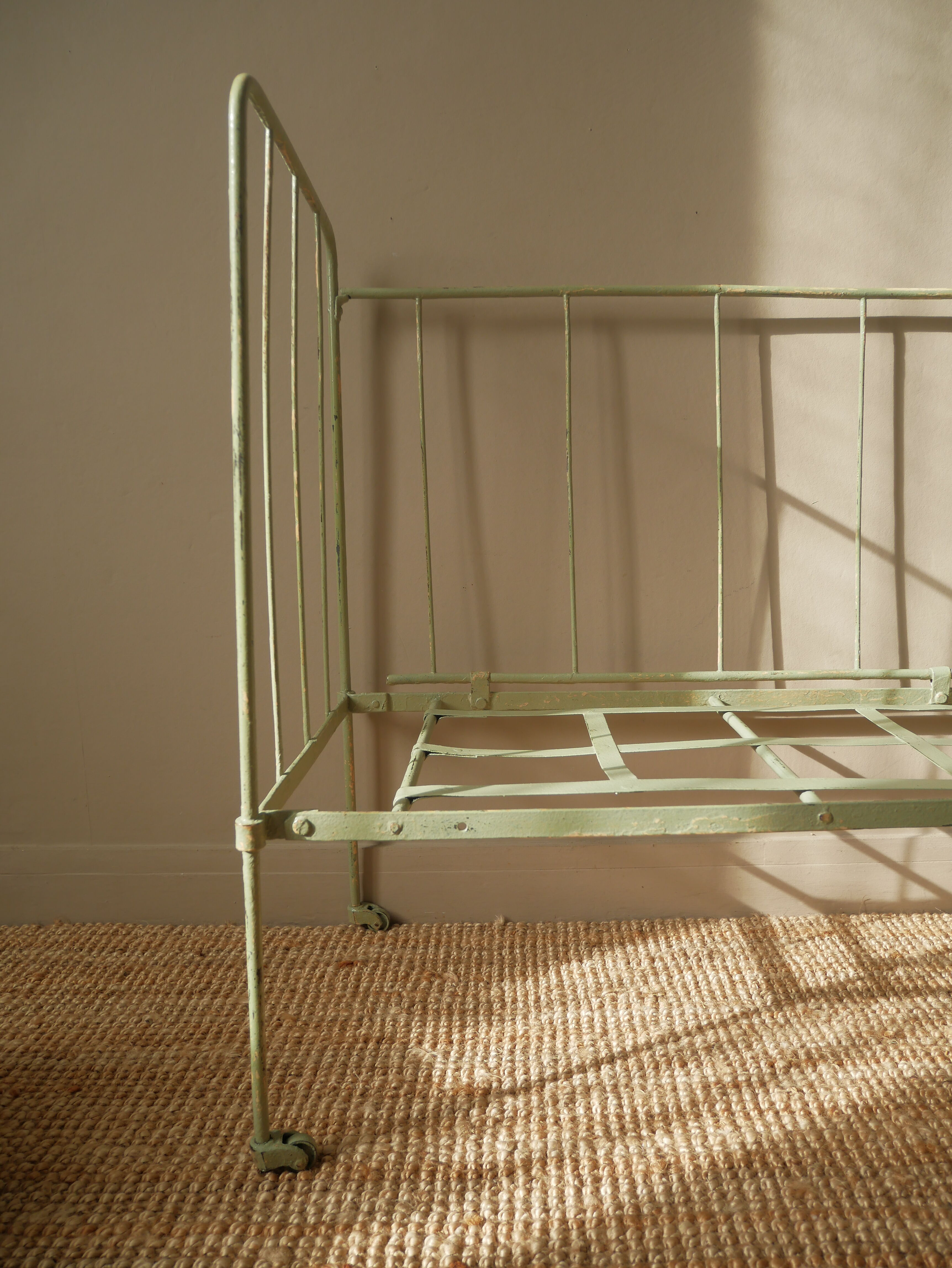 Vintage metal daybed for children