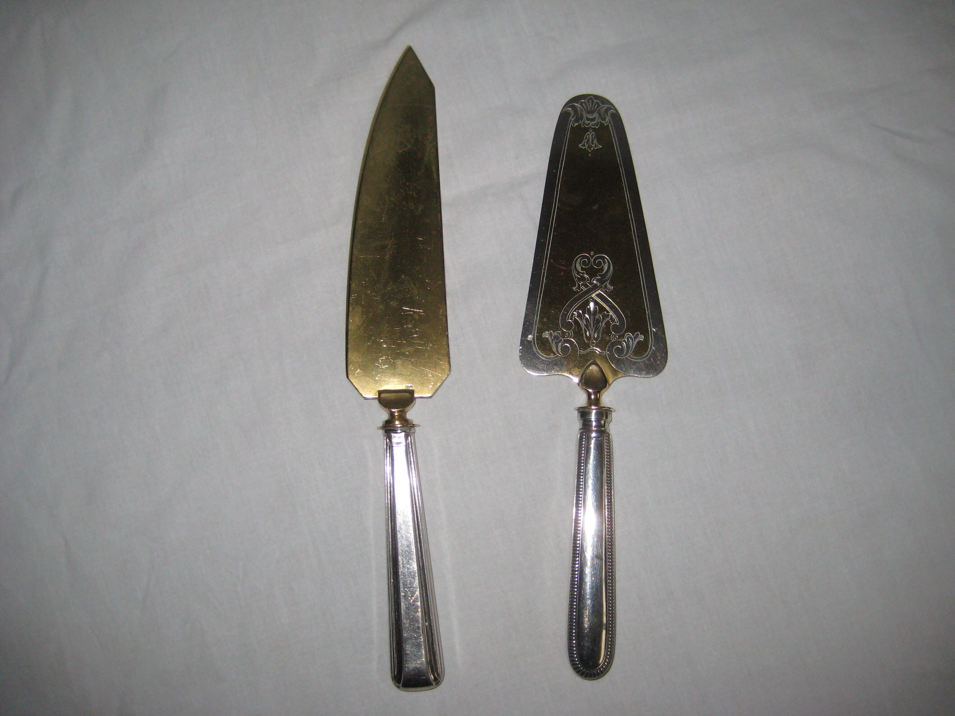 silver metal knife and cake shovel