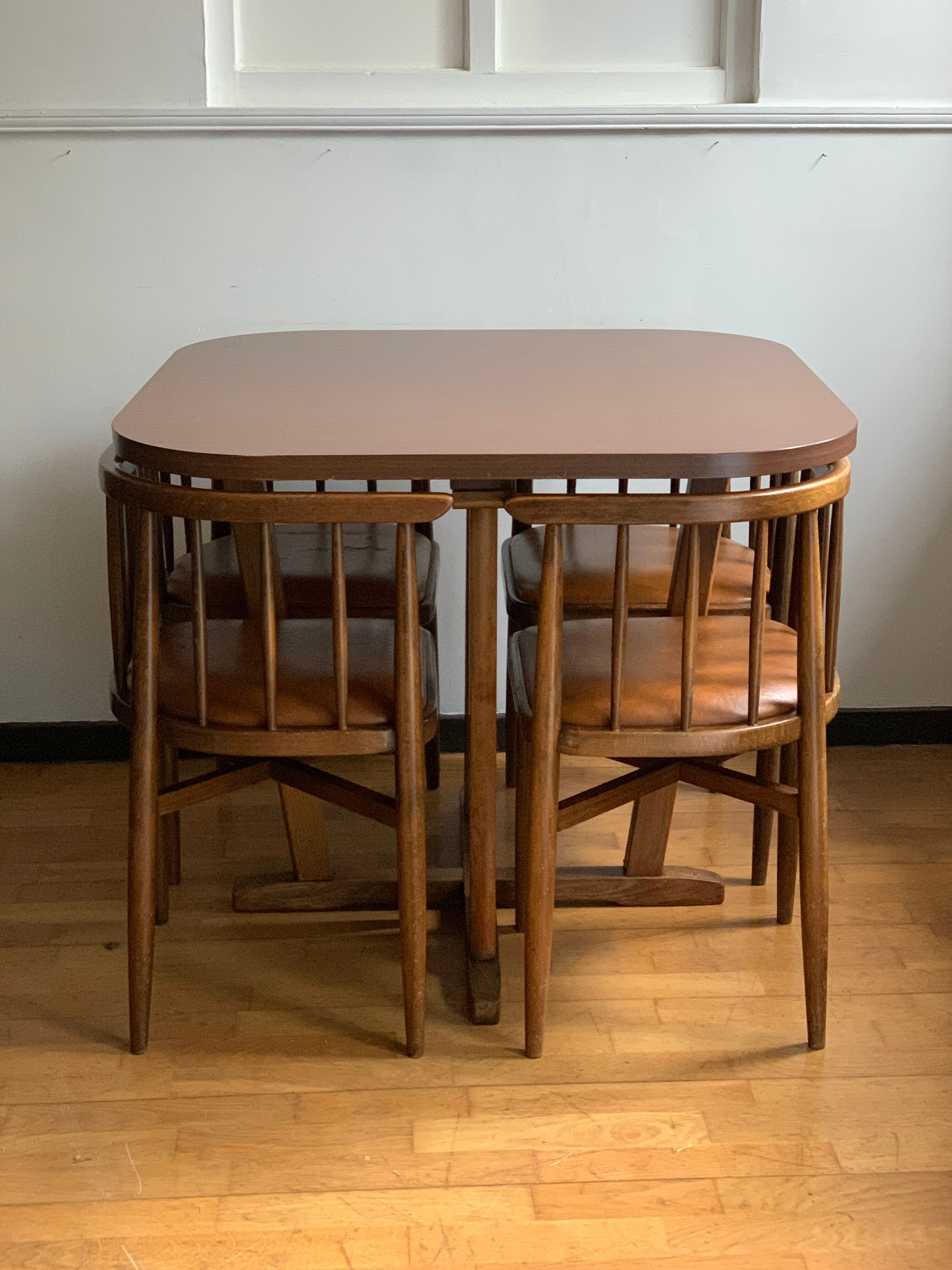 Built-in table and chairs Thonet