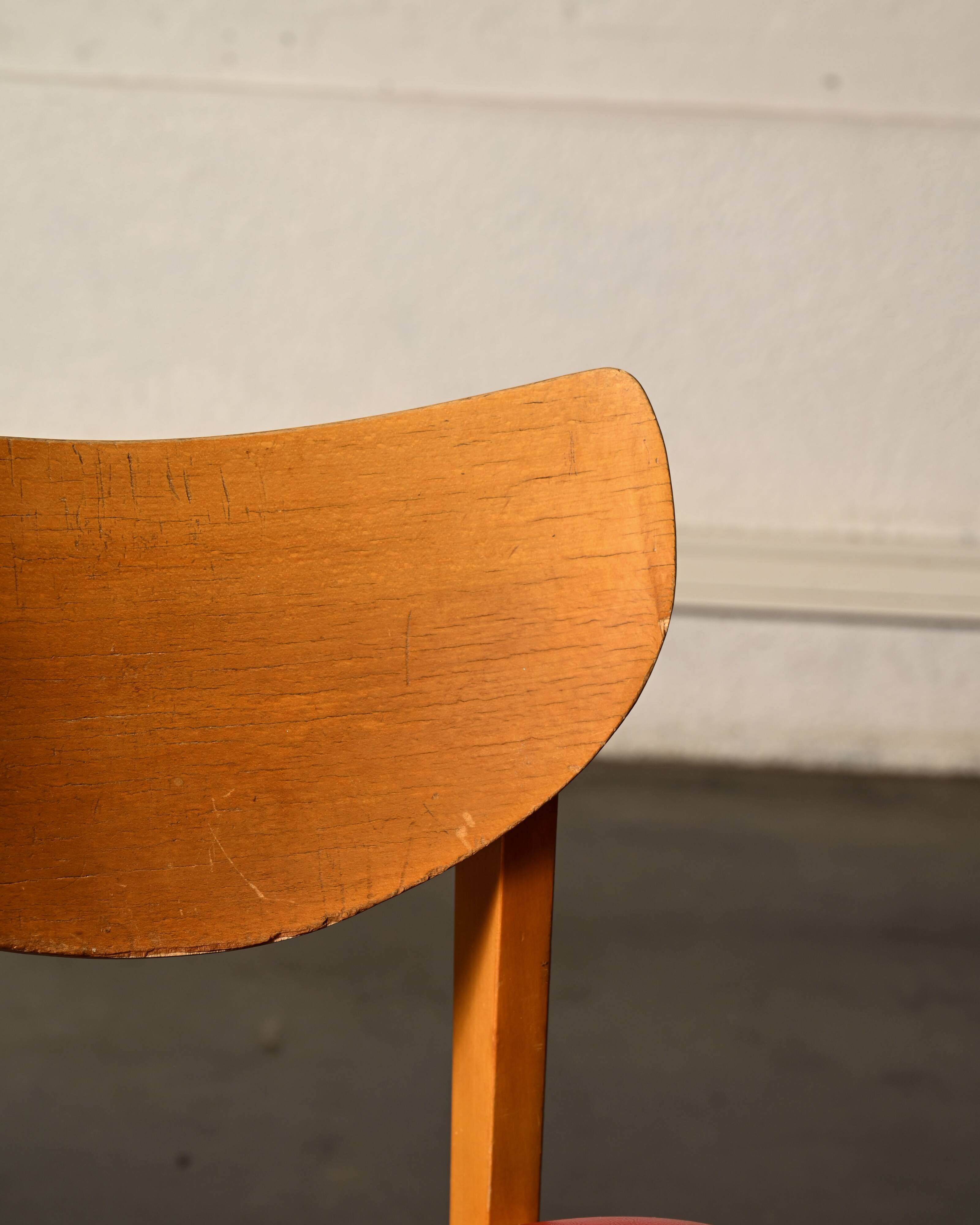 Chaise vintage en skaï rouge