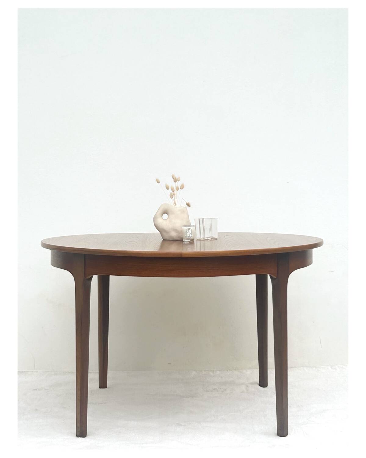 Scandinavian round table with extension