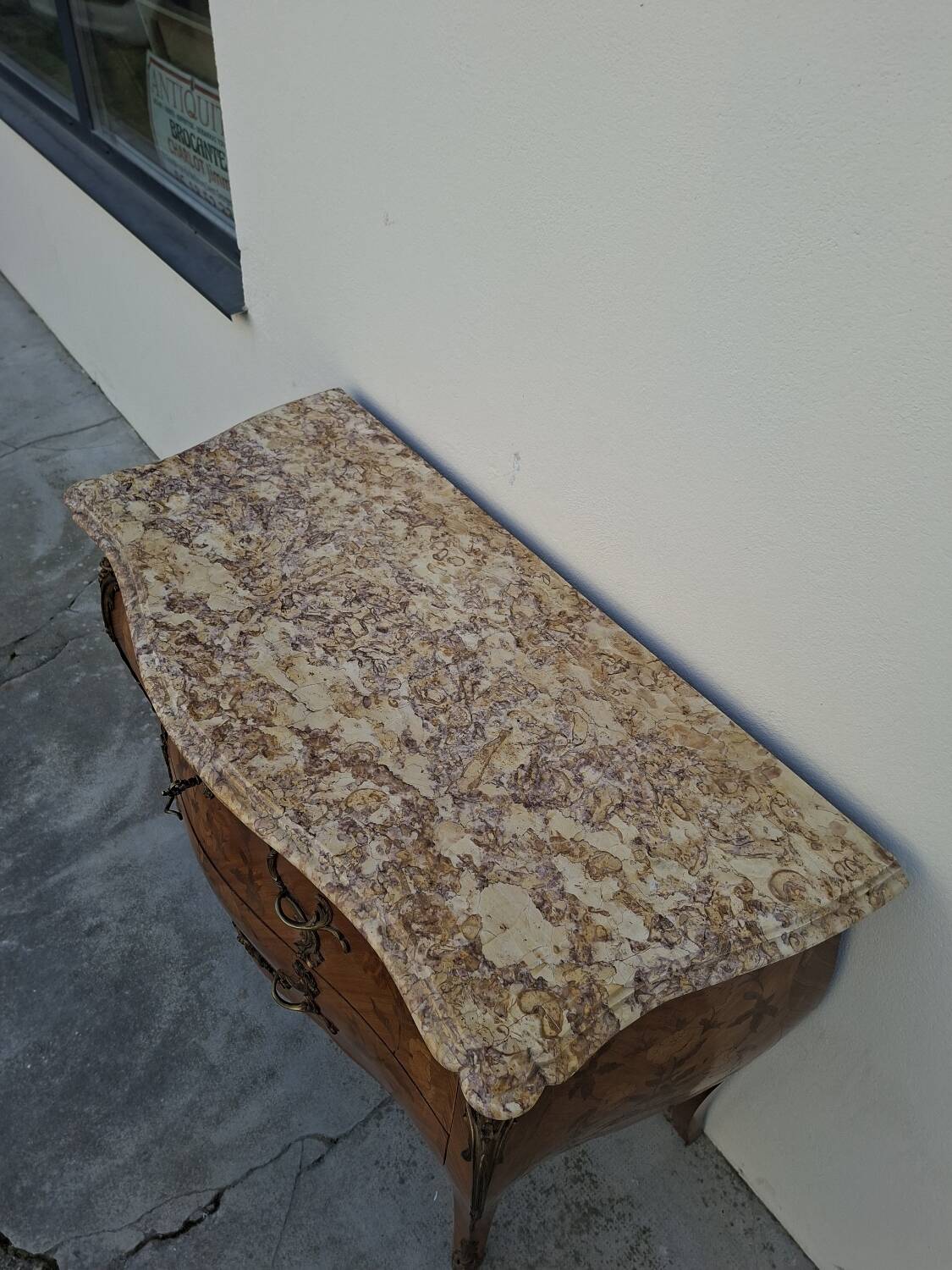 Commode style Louis XV en marqueterie et bois de rose