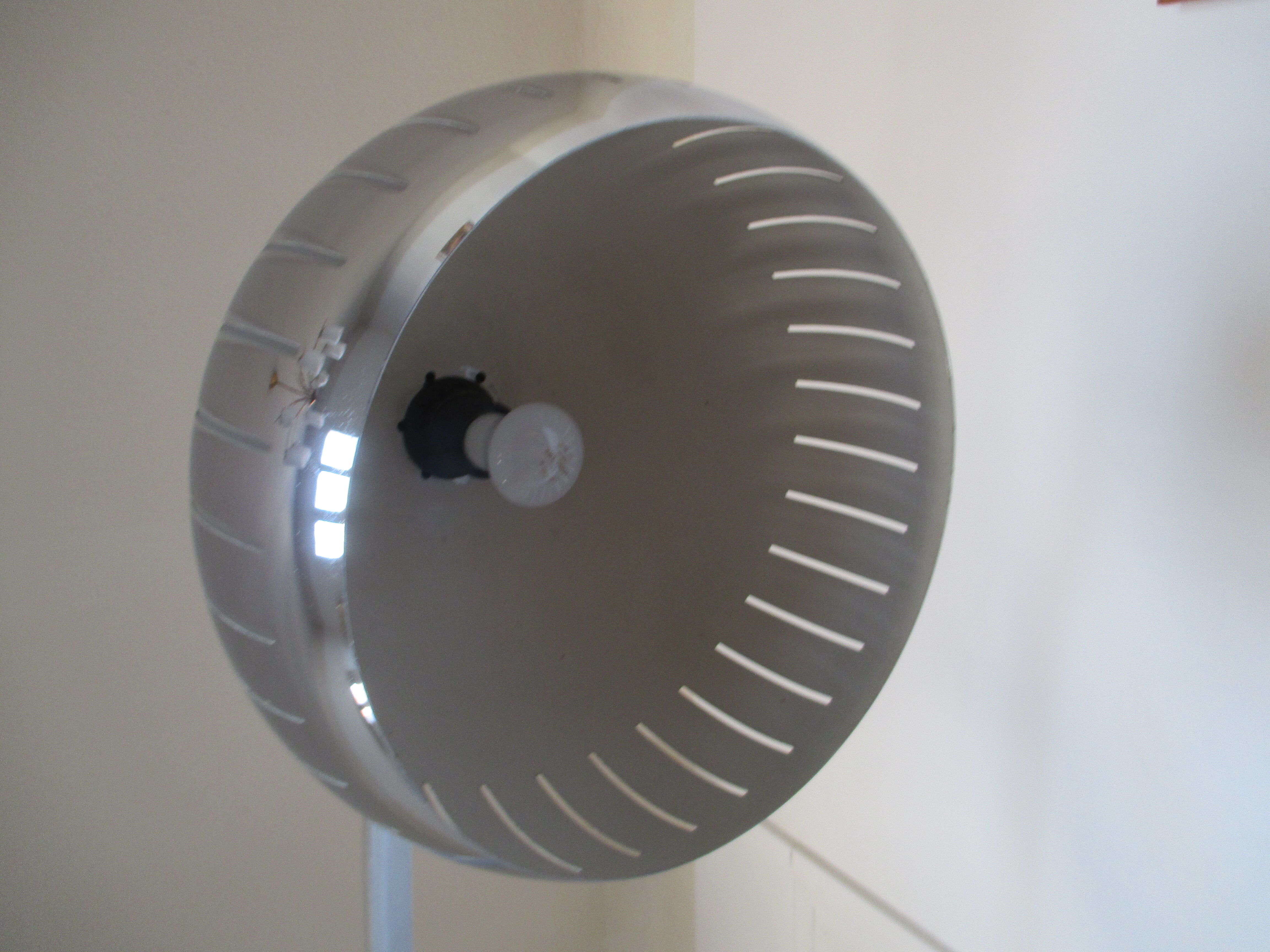 Lampadaire arc Guzzini alu chrome travertin