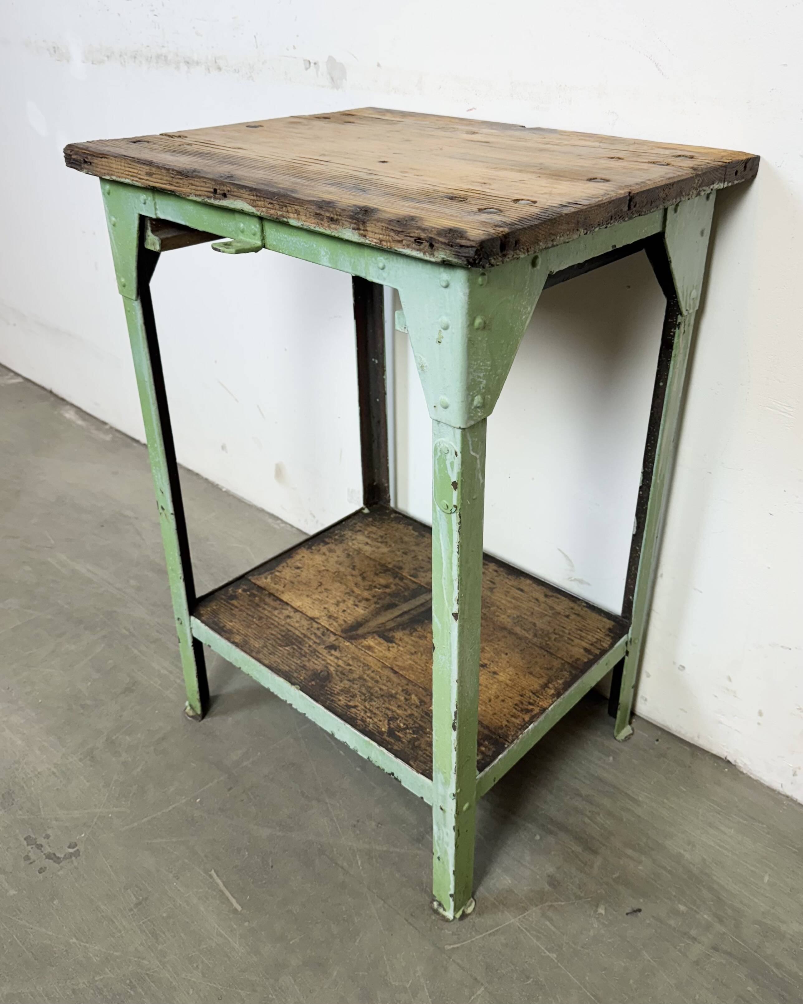 Table industrielle en fer vert, années 1950