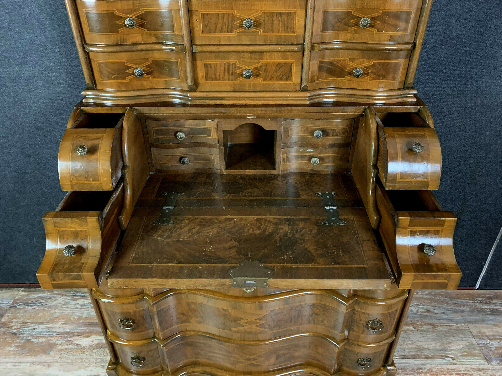 Italian cabinet Louis XV has crossbow façade in walnut and mark