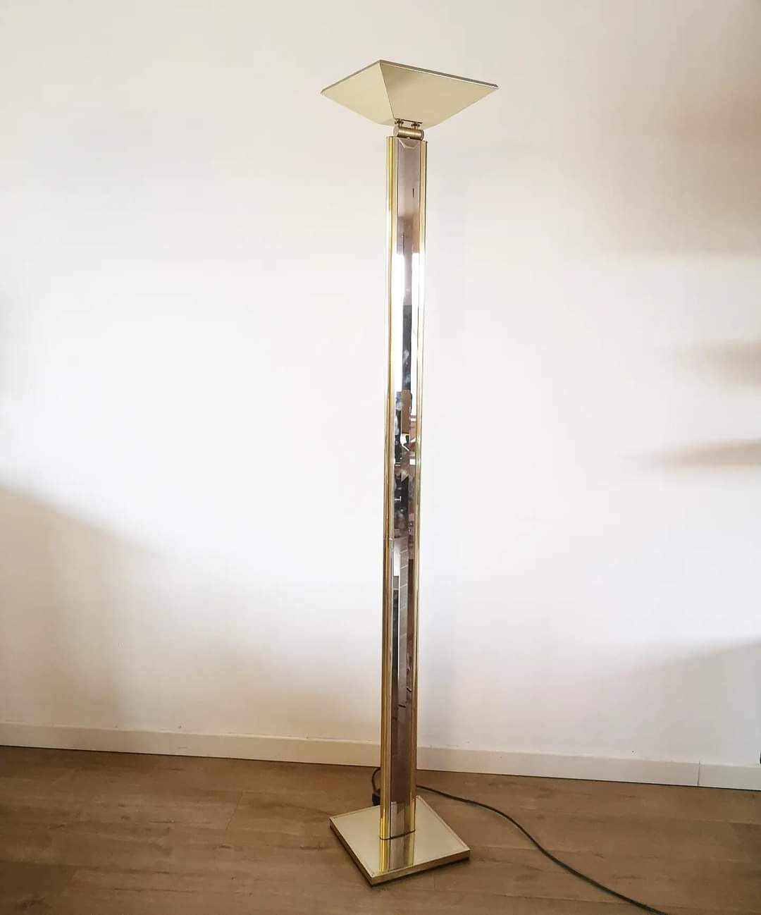 Lampadaire halogène doré et miroir