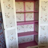 Armoire parisienne vintage – intérieur fleuri framboise – pièce unique