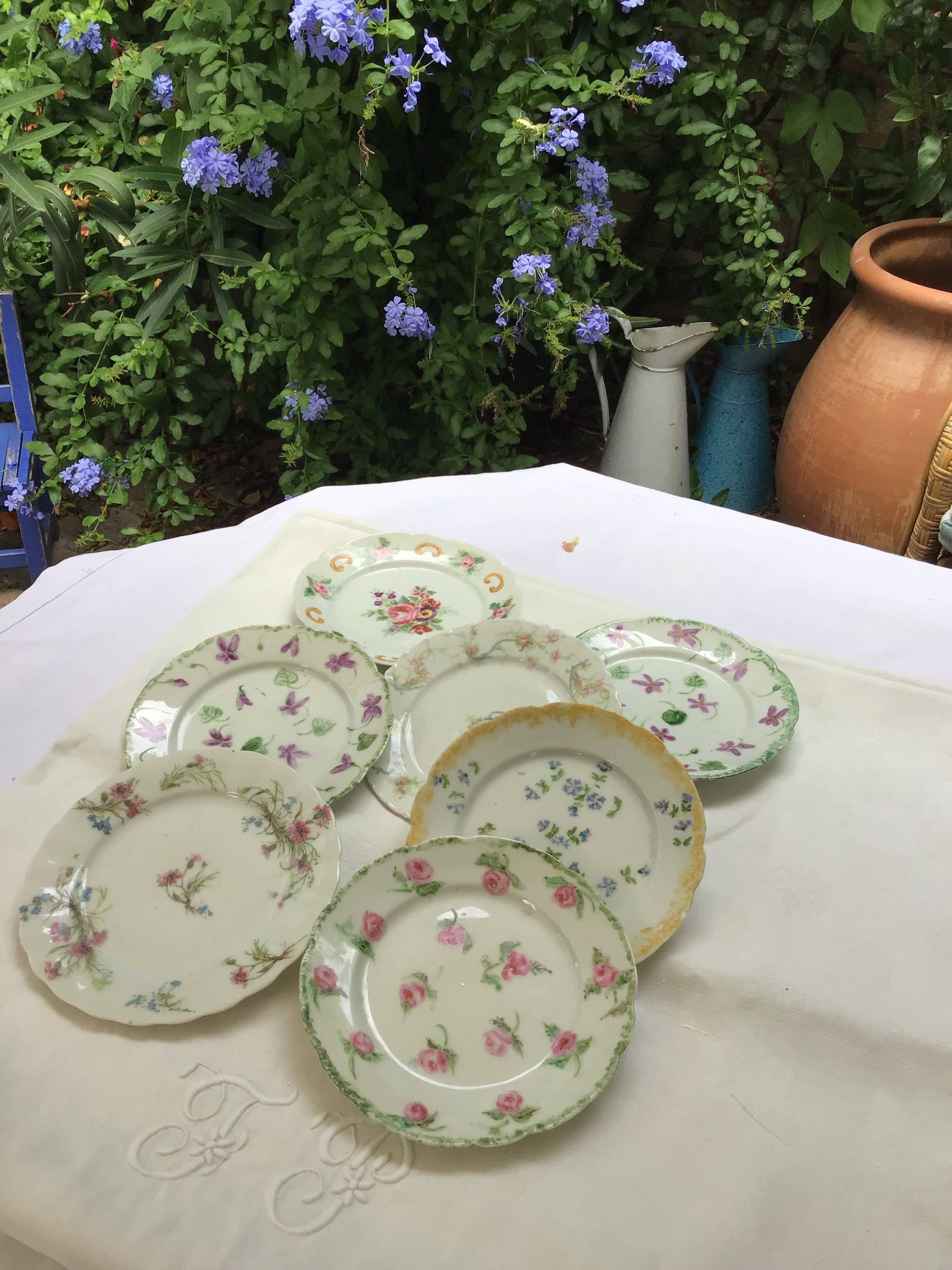 7 small plates in fine Limoges porcelain