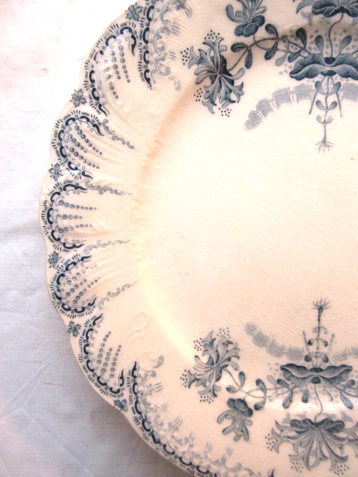 Flat plate Terre de Fer Saint Amand, Regency model, in blue