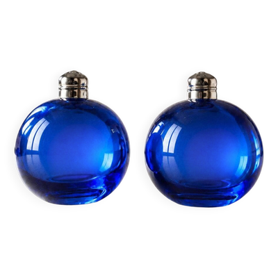 Salière et Poivrier en verre bleu vif, à la forme sphérique.