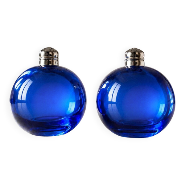 Salière et Poivrier en verre bleu vif, à la forme sphérique.