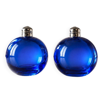 Salière et Poivrier en verre bleu vif, à la forme sphérique.