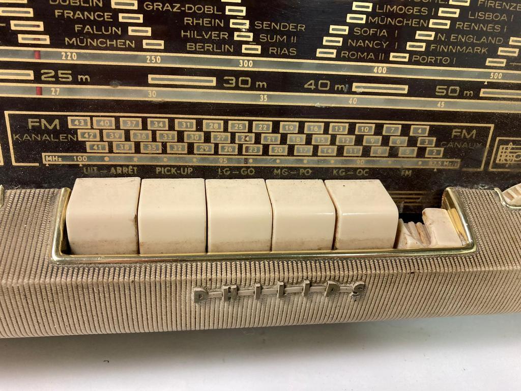 Vintage radio Philips, not working