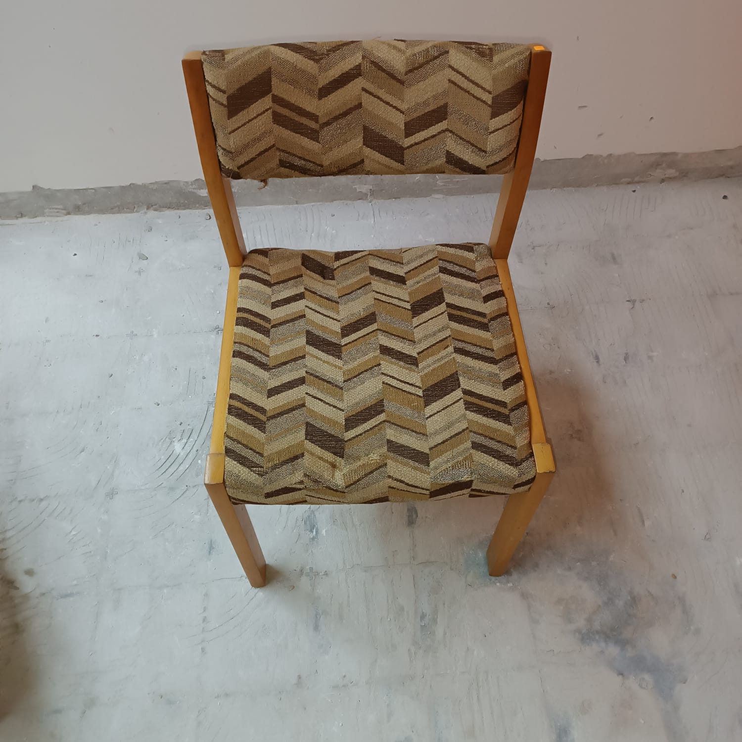 Lots of 4 vintage wooden chairs