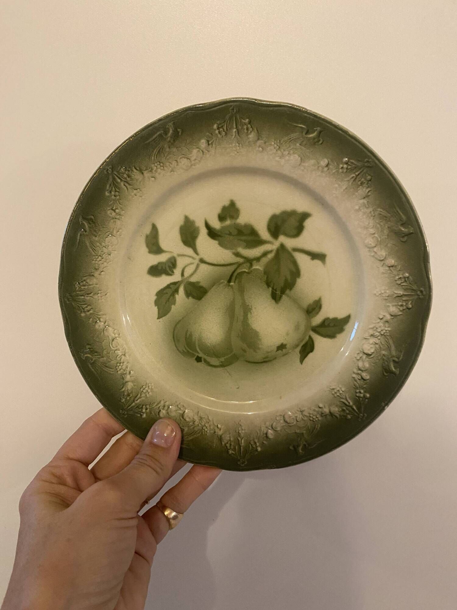 10 assiettes à dessert en barbotine Keller et Guerin Lunéville